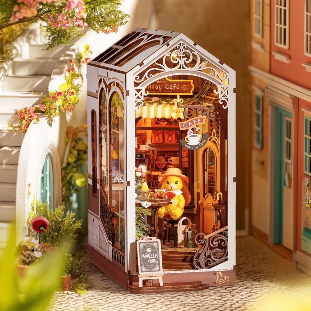 DIY Book Nook Kit  - Holiday Café Figured'Art